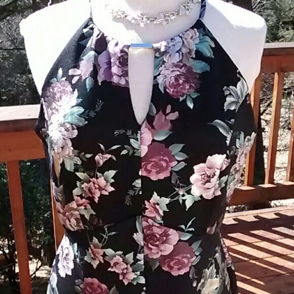 En Focus Dark Floral Dress - Picture 2 of 8